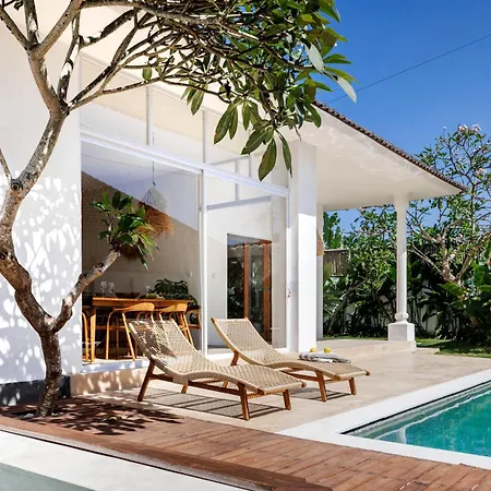 Chic Canggu 3Br - Private Jacuzzi - Central